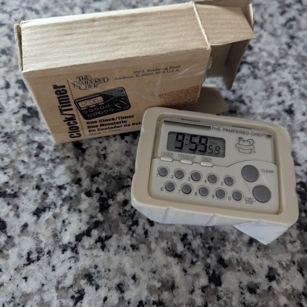 The Pampered Chef Clock/Timer - Cream Plus Pyrex Pie And Brownie Pan